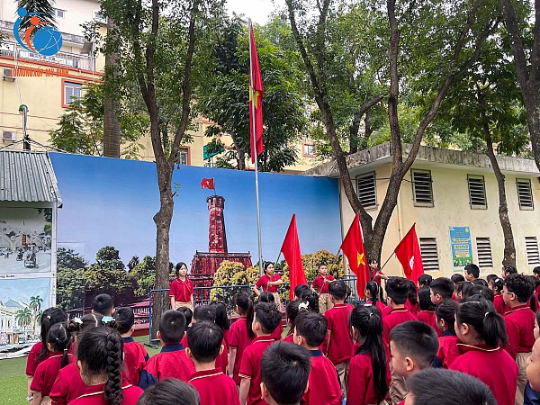 Sinh hoạt dưới cờ đầu tuần: Khởi động tuần học mới đầy năng lượng.