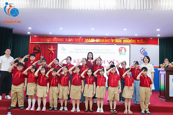 Lễ kết nạp Đội viên: Khăn quàng thắm mãi vai em.