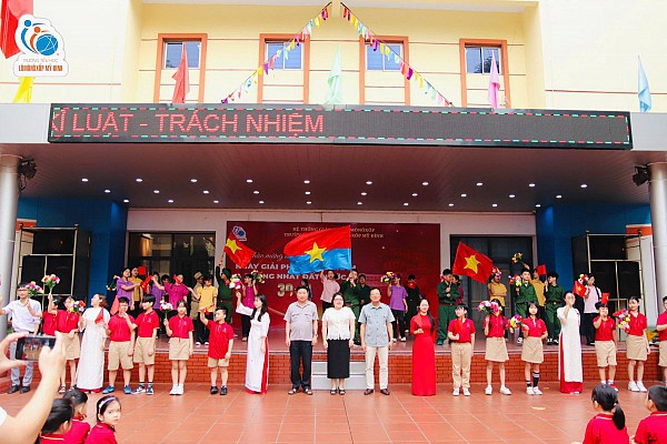 Tự hào truyền thống dân tộc – Nuôi dưỡng khát vọng tương lai.  Lễ chào cờ kỷ niệm 51 năm ngày Giải phóng miền Nam (30/4/1975 – 30/4/2026).