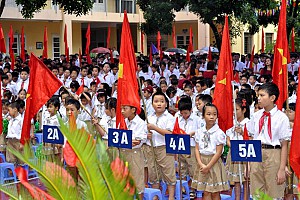 Học sinh nhí hồn nhiên trong ngày khai trường