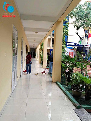 Sau cơn bão, thầy cô tất bật dọn dẹp trường lớp để đón học sinh chuẩn bị bước vào tuần học mới