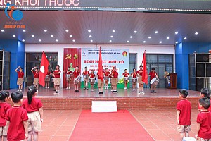 Sinh hoạt dưới cờ chuyên đề “Nét đẹp phụ nữ Việt”.