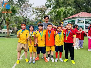 Giải bóng đá nam khối 4 đầy cảm xúc.