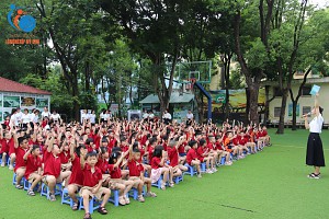 Khởi đầu tuần mới với chủ điểm “ Lễ phép bắt đầu từ lời chào”.