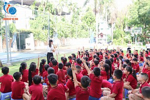 Sinh hoạt chủ điểm: Lời chào gắn với kỹ năng an toàn trong giao tiếp hằng ngày.