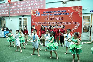 Thầy và trò trường Tiểu học Lomonoxop Mỹ Đình hân hoan chào mừng ngày Nhà giáo Việt Nam 20/11