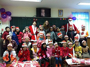 Học sinh tiểu học tưng bừng đón Giáng sinh