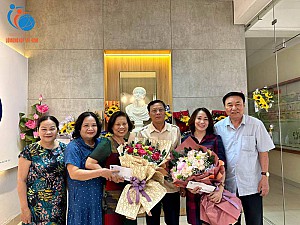 Chia tay cô Nguyễn Thị Thúy Liên - Nguyên Hiệu trưởng trường Tiểu học Lômônôxốp Mỹ Đình và cô Phạm Thị Lý - Phó Hiệu trưởng nhà trường.